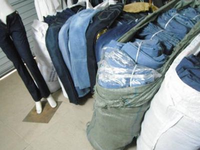 服裝店老板使用進(jìn)銷存軟件做好進(jìn)貨和庫(kù)存管理