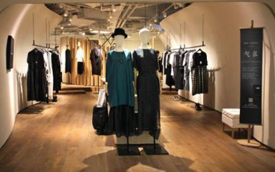 服裝商家用收錢硬件+收銀系統(tǒng)的方式為顧客結(jié)賬